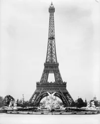 Eiffelturm und Fontaine Coutan, Pariser Ausstellung