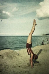 Eva macht einen Handstand, um 1920er