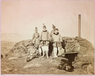 Arktische Expedition (1875-1876) des Kapitäns George Nares (1831-1915): Gruppe einheimischer Frauen bei Disco