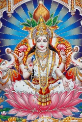 Lakshmi, die Frau von Vishnu, ist die Göttin des Wohlstands, des Glücks und der Schönheit.