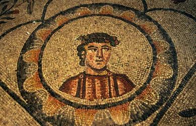 Porträt des Stifters, Bodenmosaik der Basilika Mariä Himmelfahrt (4. Jahrhundert), Aquileia, Friaul-Julisch Venetien