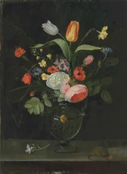 Rosen, Tulpen, eine Narzisse und andere Blumen in einer Glasvase, auf einem Steinsims mit einer Maus