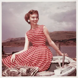 Frau im Sommerkleid, ca. 1950er Jahre