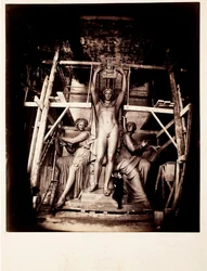 Bildhauer Amié Millet mit Apollo, der Tanz und Poesie krönt, Modell in Originalgröße für Bronze