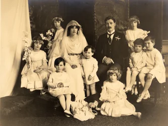 Gruppenfoto von Lady Dorothy Cavendish und Harold Macmillan an ihrem Hochzeitstag